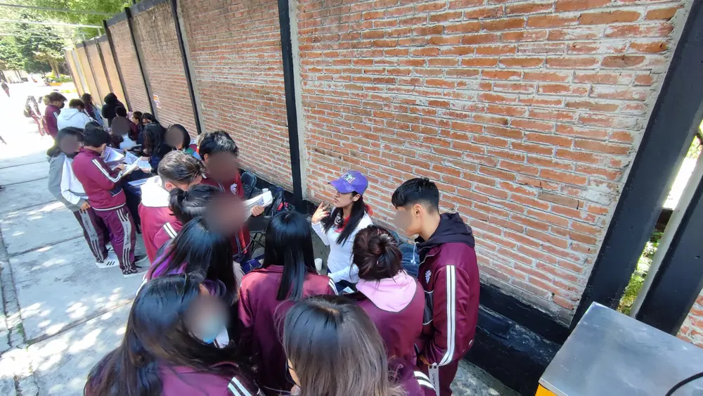 Estudiantes en actividad al aire libre