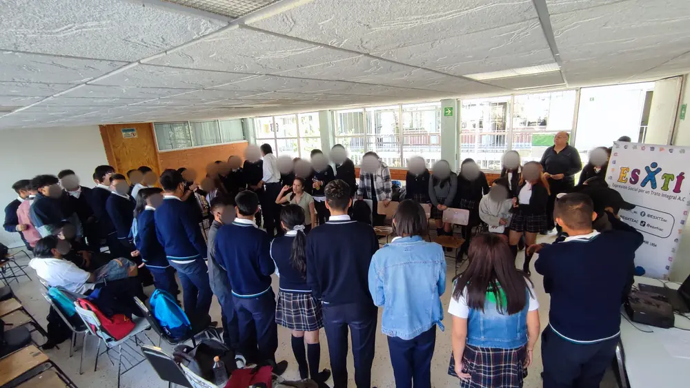 Estudiantes de secundaria en un taller de ESxTI
