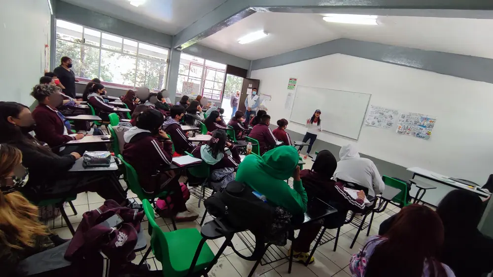 Taller en un salón de clases