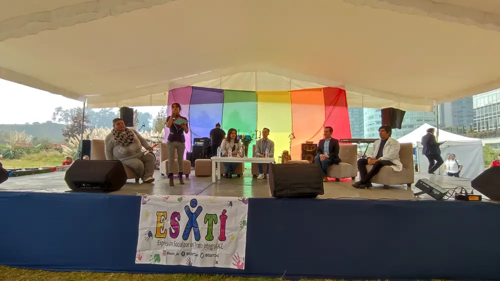 Escenario con bandera del orgullo en un evento de ESxTI