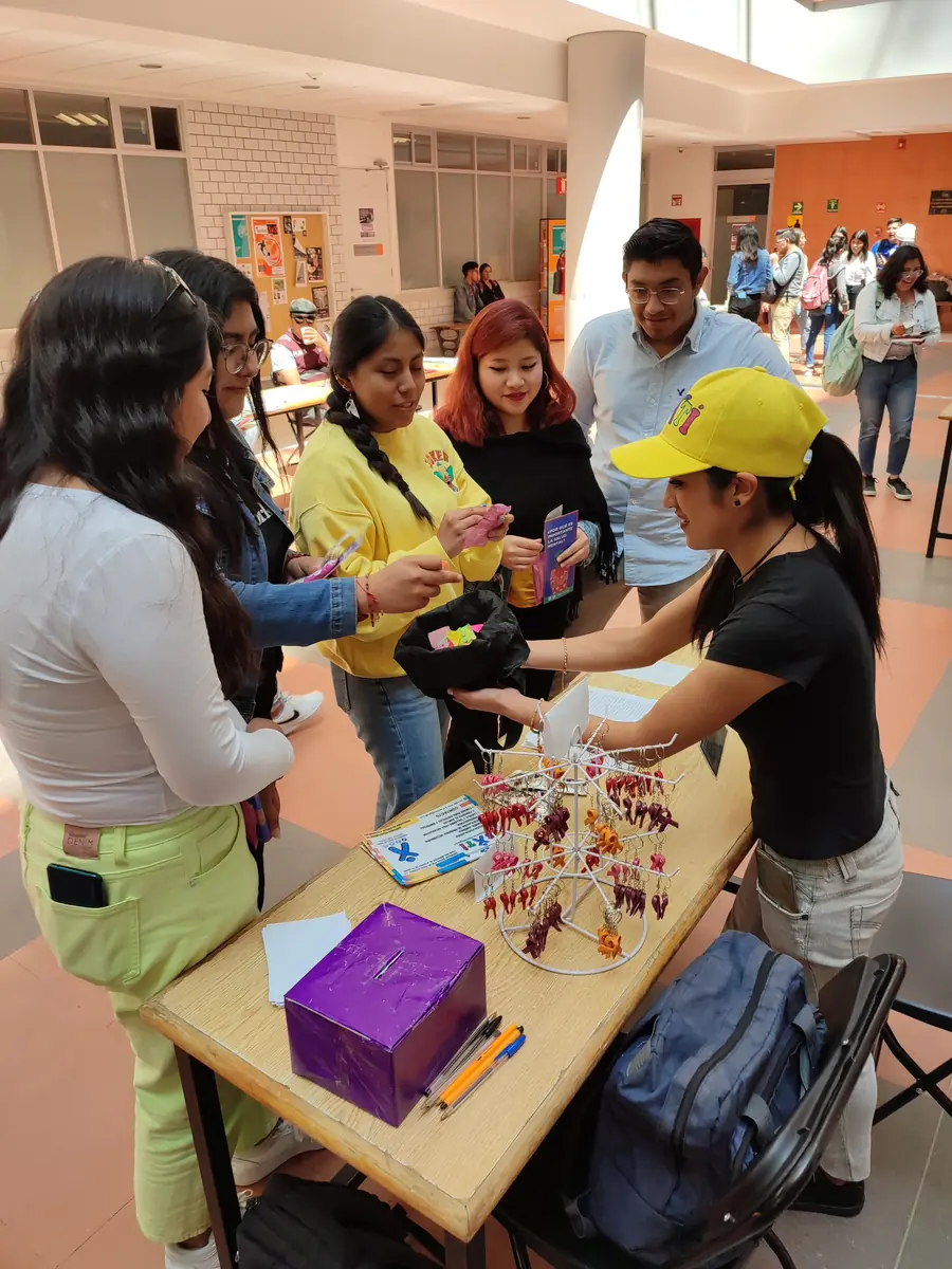 Voluntari@s de ESxTI atendiendo una mesa de actividades